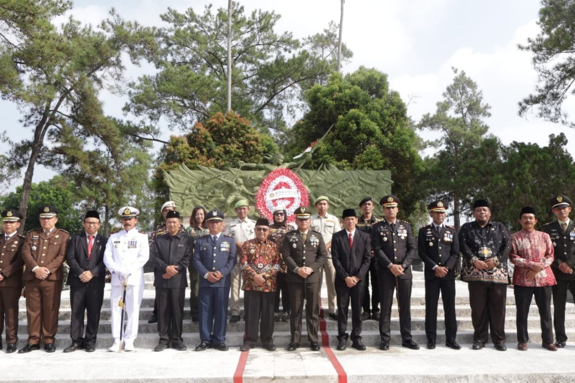 Ziarah Nasional Di TMP Raden Wijaya, Momentum HUT Ke 80 TNI Untuk Mengenang Jasa Pahlawan