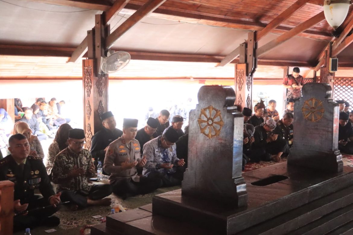 Sambut Hari Jadi ke-498 Kabupaten Indramayu, Kapolres dan Forkopimda Tabur Bunga di Makam Arya Wiralodra