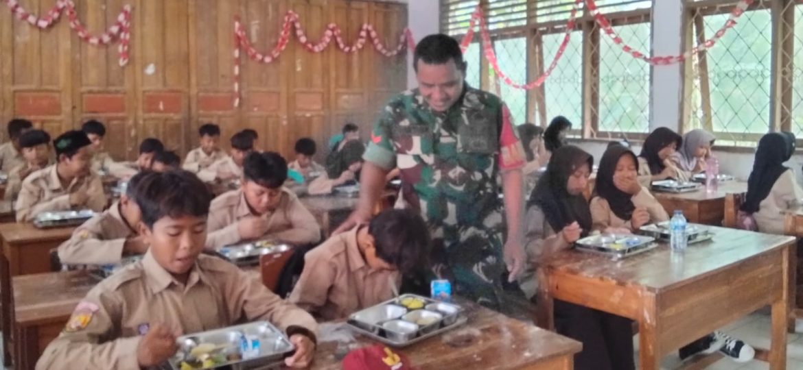 Pastikan Makanan Bergizi Gratis Aman, Babinsa Koramil 1603 Lohbener Indramayu Melaksanakan Monitoring 