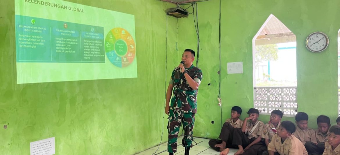 Babinsa Koramil 1611 Losarang Berikan Materi Wawasan Kebangsaan di MTS 10 Indramayu