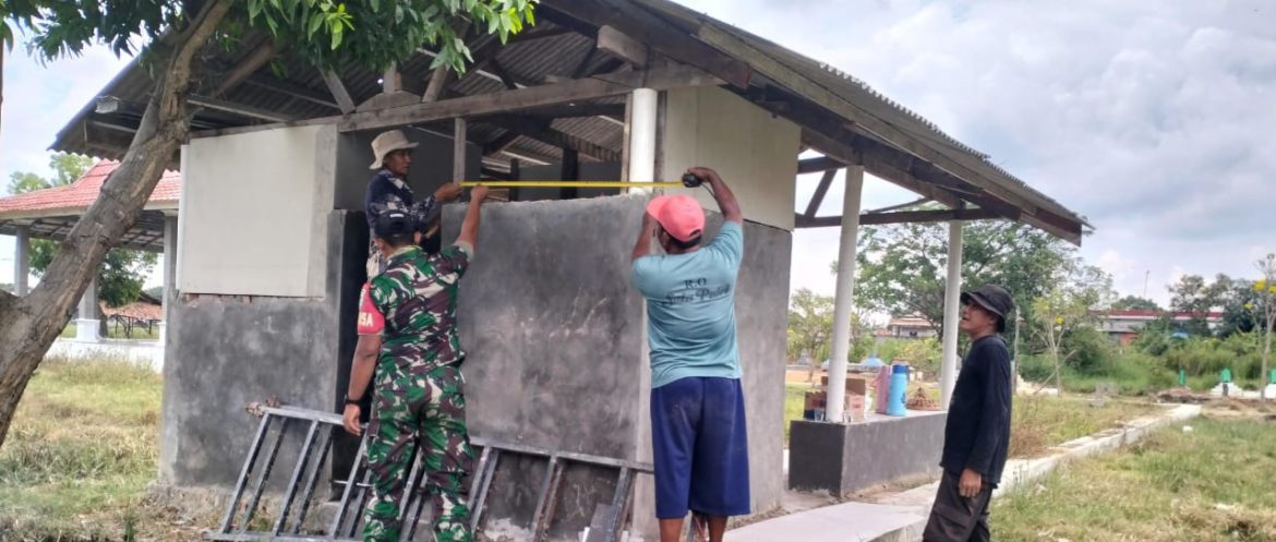 Babinsa Koramil 1611 Losarang Melakukan Karya Bhakti Pengerjaan Kamar mandi Pendopo Desa Jumbleng di Jl. By Pass Pantura Desa Jumbleng 