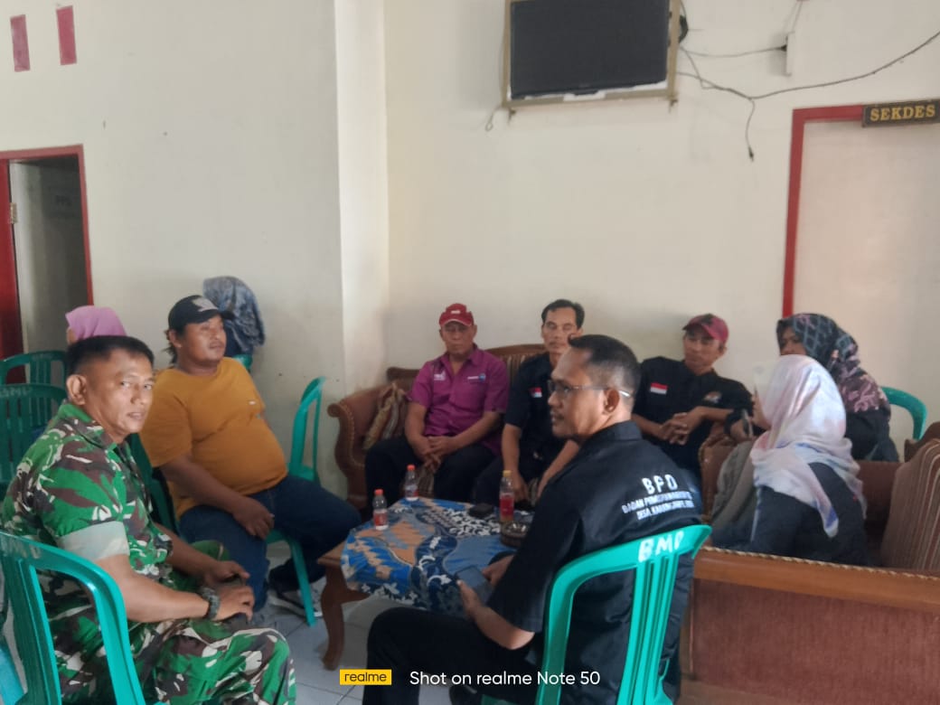 Babinsa Koramil 1608 Karangampel Komsos Bersama Pemdes Karangampel Kidul Dan Anggota Panitia Pemilihan Kuwu 