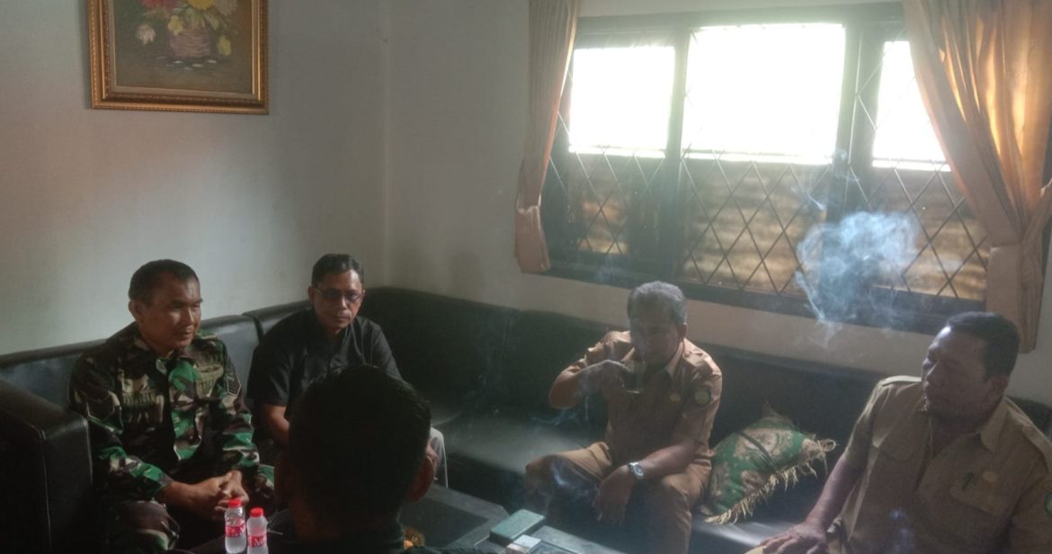 Komsos Babinsa Desa Gunungsari Serma Pidyani Anggota Koramil 1605 Bersama Pamongdesa dan BPD Desa Gunungsari