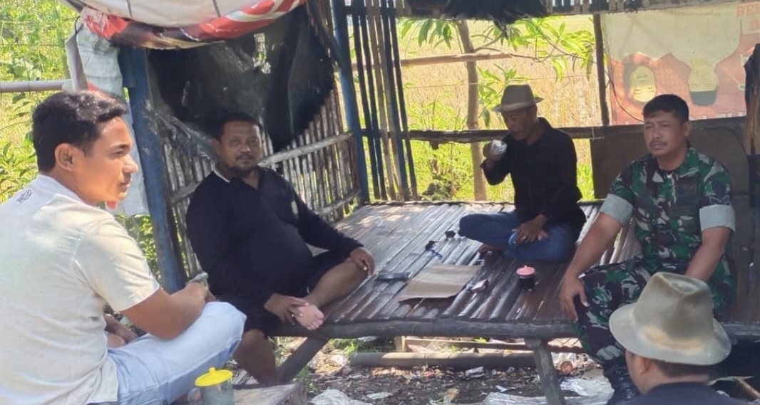 Babinsa Koramil 1608 Karangampel Komsos Bersama Warga Desa Mundu Blok H Kurdi