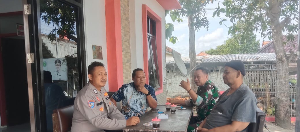 Babinsa Koramil 1604 Jatibarang Komsos Bersama Masyarakat dan Tokoh Pemuda Desa Bulak Lor 