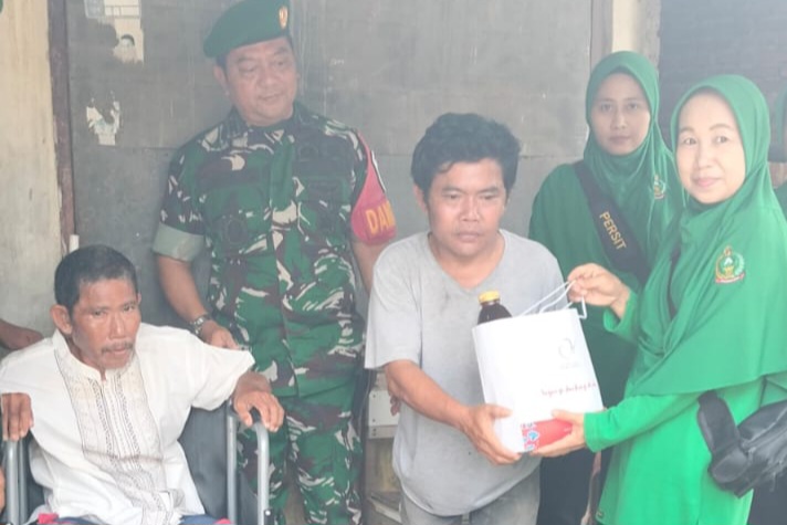 Peringati HUT TNI Ke-80, Danramil 1603 Lohbener Bersama Ibu Persit Melaksanakan Bhakti Sosial 