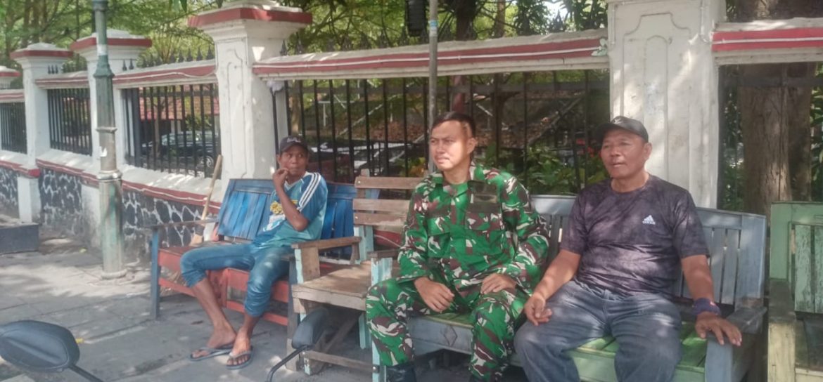 Jaga Kondusifitas Lingkungan, Babinsa Koramil 1602 Sindang Komsos Bersama Tukang Ojek Pangkalan 