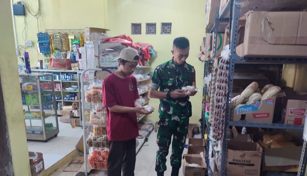 Babinsa Koramil 1603 Lohbener Melaksanakan Pemantauan Harga Kebutuhan Pokok Sembako