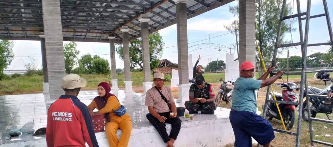 Anggota Koramil 1611 Losarang Komsos Bersama Masyarakat Desa Jumbleng di Desa Jumbleng 