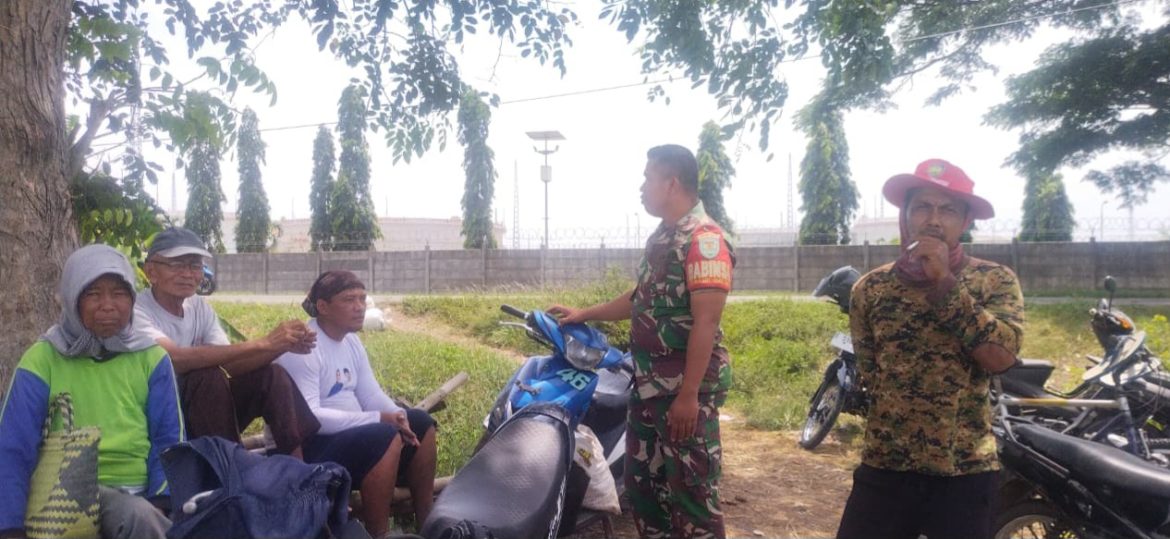 Anggota Koramil 1601/Indramayu Komsos Bersama Masyarakat Di Wilayah Binaan Desa Balongan 