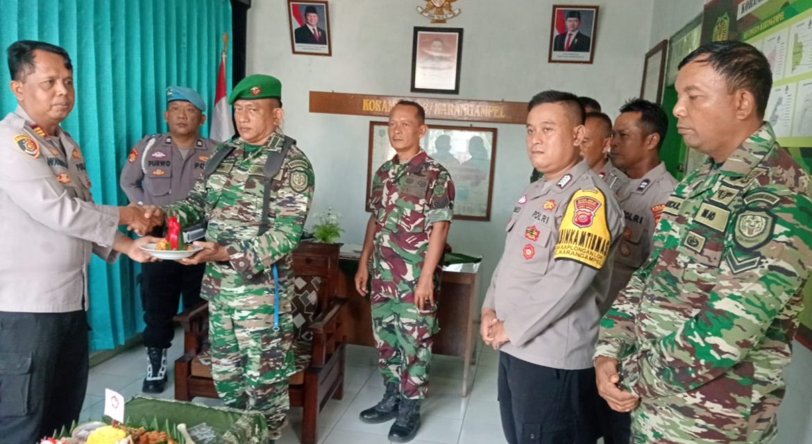 Koramil 1608 Karangmpel Sambut Baik Kunjungan Kapolsek, Pemberian Ucapan DIRGAHAYU TNI Ke-80 tahun 2025