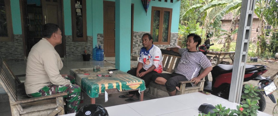 Anggota Koramil 1605 Sukagumiwang Melakukan Komsos Dengan Masyarakat Desa Tenajar Lor 