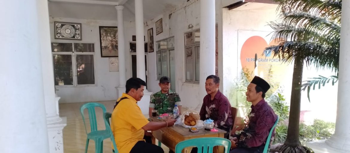 Anggota Koramil 1603 Lohbener Komsos Bersama Pamong Desa Langut dan Masyarakat Desa Langut