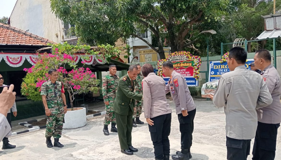 Danramil 1601 Indramayu Terima Pemberian Ucapan Selamat HUT TNI ke 80 Tahun 2025 Dari Kapolsek Indramayu dan Kapolsek Balongan