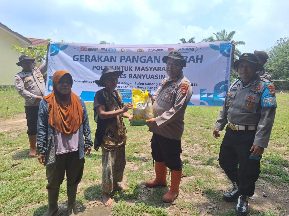 Polres Banyuasin Distribusikan 8 Ton Beras Murah ke Warga di Rantau Bayur