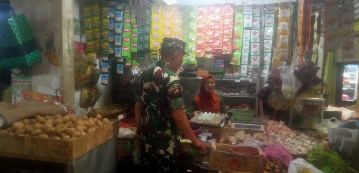 Anggota Koramil 1605 Sukagumiwang Monitoring Sekaligus Pendataan Harga Bahan Pokok di Wilayah Binaan
