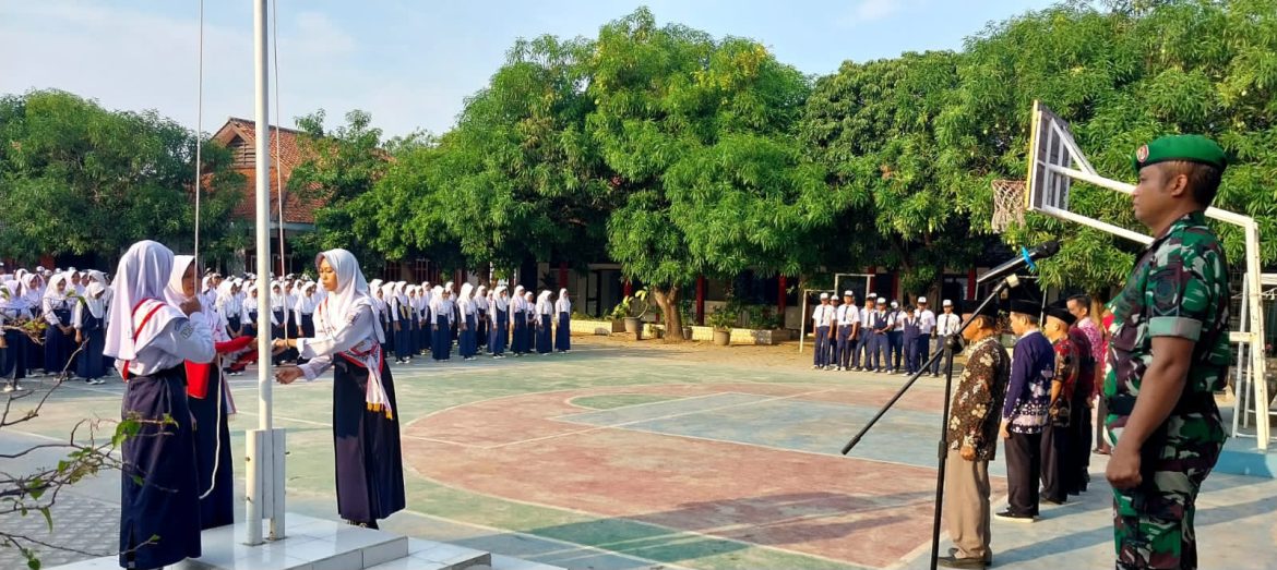 Anggota Koramil 1608 Karangampel Melaksanakan Upacara Bendera dan Pembinaan Karakter Siswa di Lingkungan Sekolah