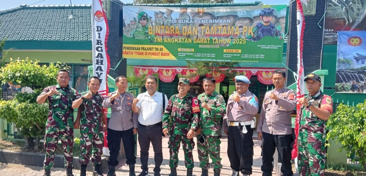 Koramil 1608 Karangampel Sambut Baik Kunjungan Anggota Polsek Kedokanbunder Dalam Rangka Pemberian Nasi Tumpeng dan Ucapan DIRGAHAYU TNI Ke-80 Tahun 2025