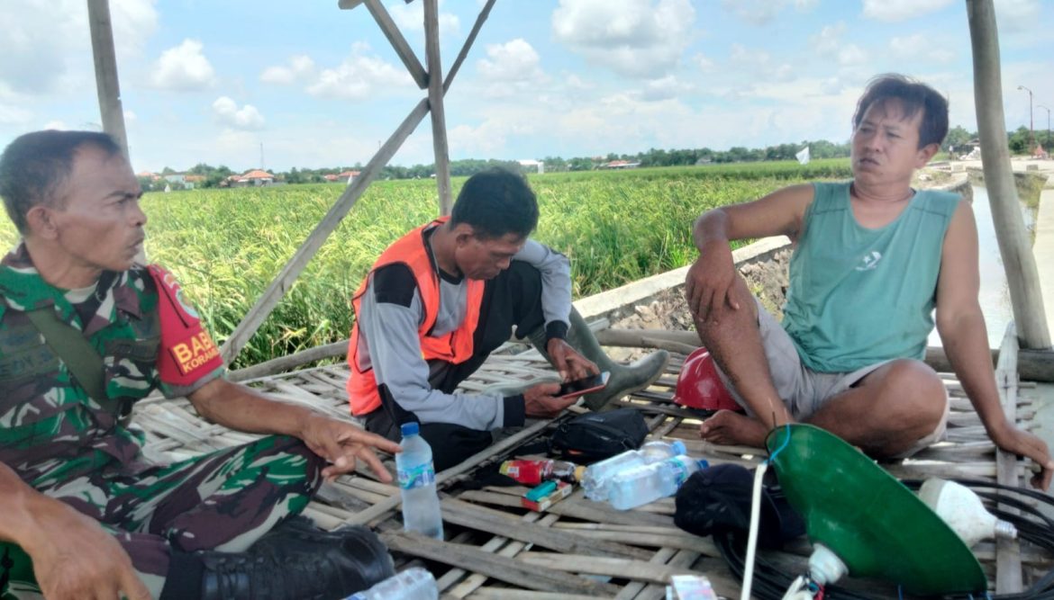 Babinsa Koramil 1604 Jatibarang Komsos Bersama Masyarakat Desa lobener 
