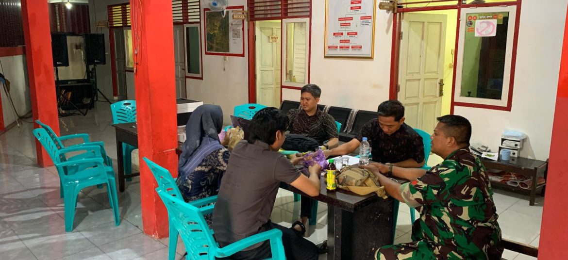 Anggota Koramil 1601/Indramayu Komsos di Wilayah Binaan Desa Telukagung Indramayu 
