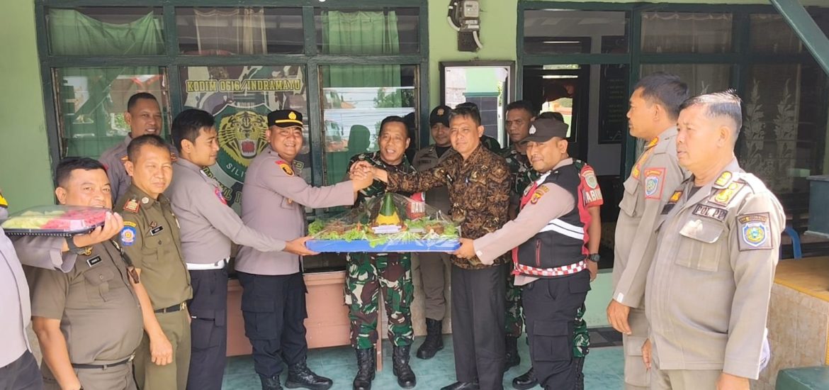 Koramil 1611 Losarang Menerima Ucapan HUT TNI Dari Forkopimcam Losarang 