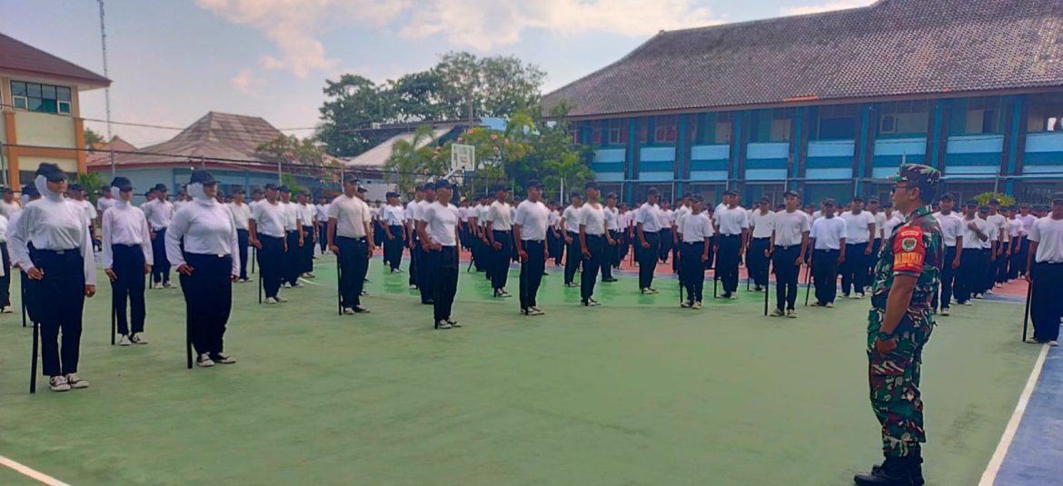 Babinsa Koramil 1601 Indramayu Melakukan Pelaksanaan Kegiatan pelatihan PBB kepada Siswa/i SMKN 2 Pelayaran Indramayu