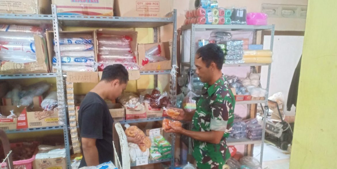 Cegah Penimbunan Sembako, Babinsa Koramil 1603 Lohbener Laksanakan PemantauanBahan Pokok Di Pasar 