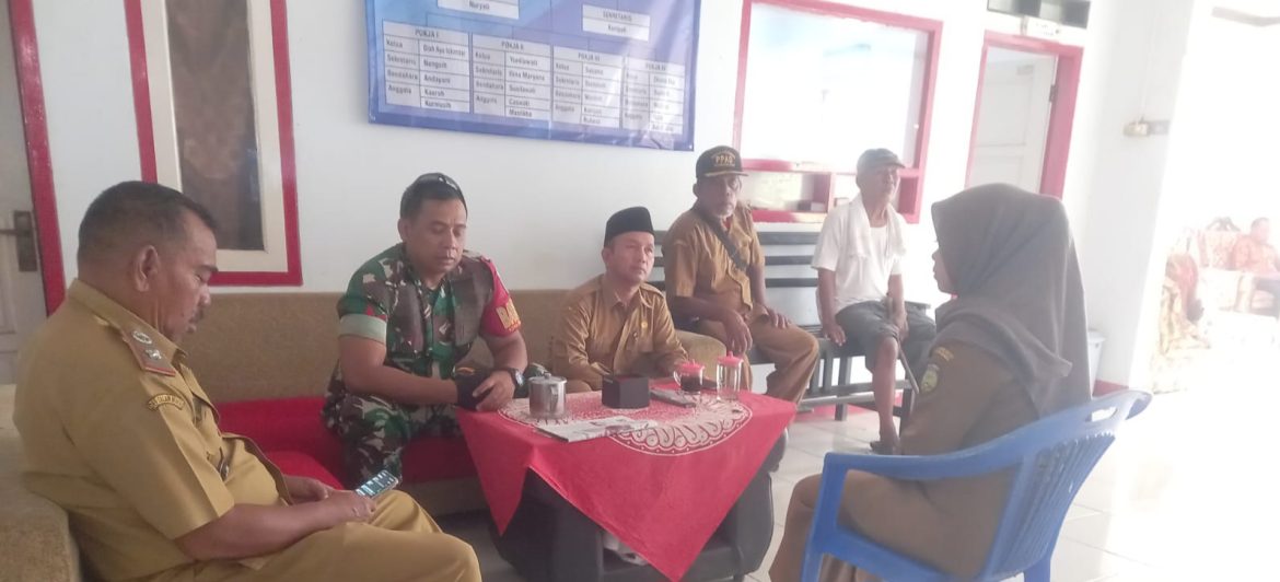 Anggota Koramil 1608 Karangampel Komsos Bersama Kuwu,Pamong Desa dan Tokoh Masyarakat Bahas Pelayanan Masyarakat dan Kondusifitas di Desa Dukuh Tengah 