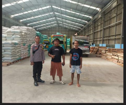 Bhabinkamtibmas Polsek Muara Padang Monitor Pengiriman Jagung ke Bulog Dukung Ketahanan Pangan