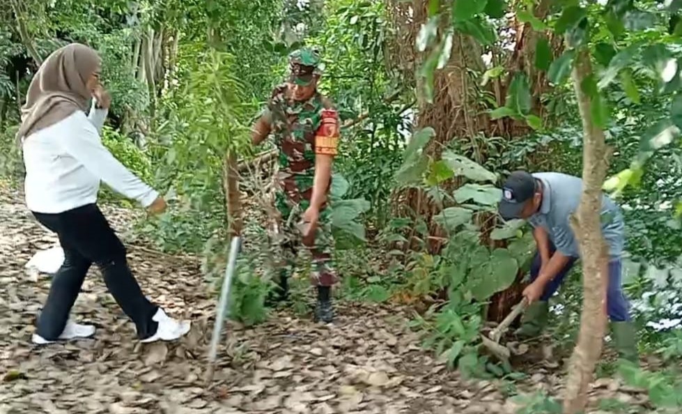 Babinsa Dan Warga Ngadirejo, Tanam Pohon Beringin Dan Saman Untuk Lestarikan Alam Dan Sumber Air