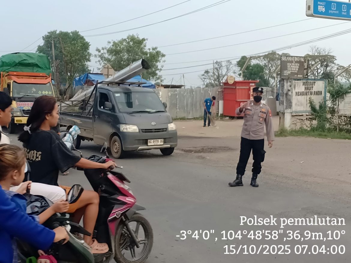 POLRES OGAN ILIR – POLSEK PEMULUTAN GELAR GIAT STRONG POINT ANTISIPASI KESELAMATAN PENGGUNA JALAN RAYA