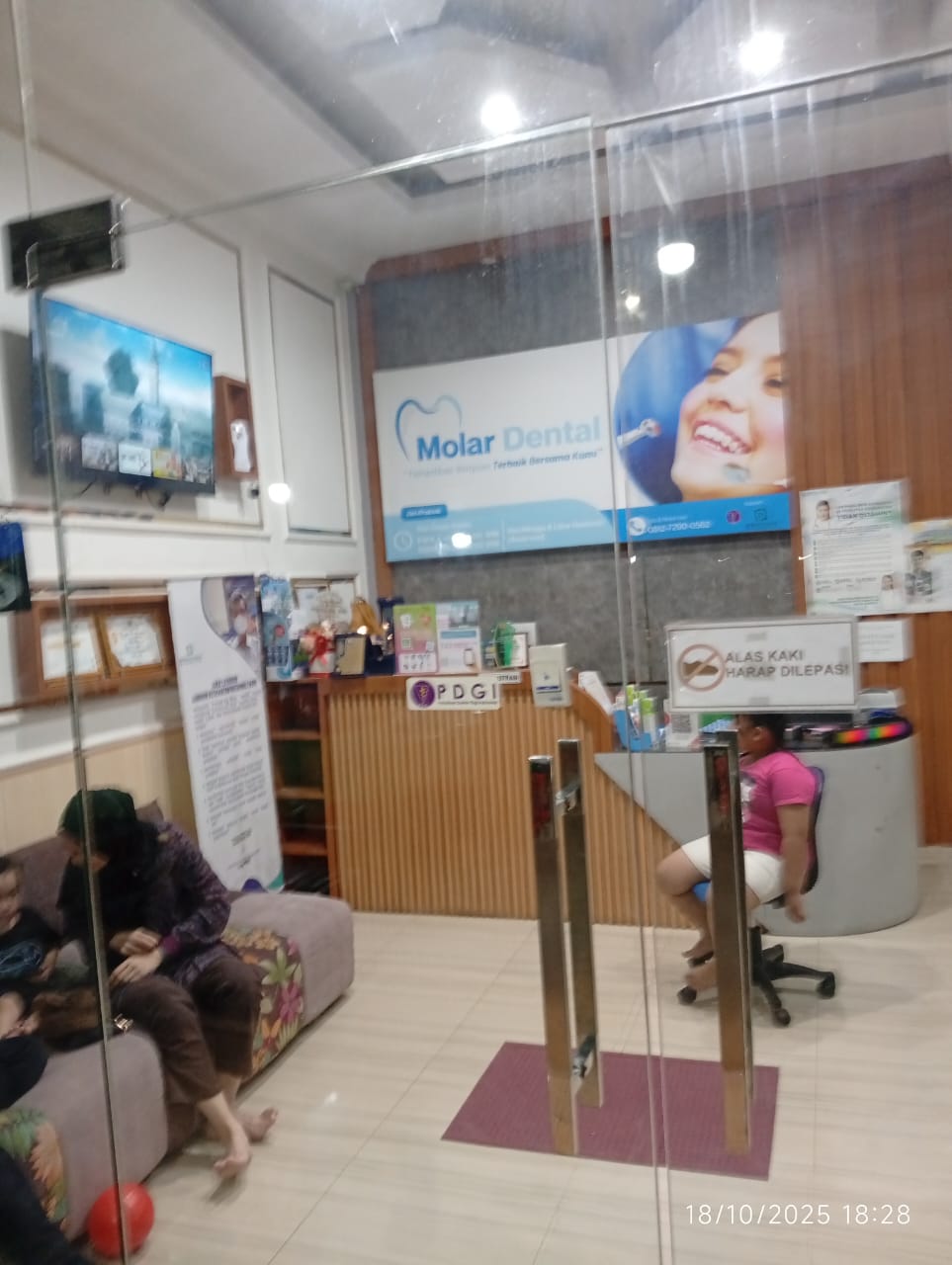 Pelayanan drg. Willy di Km 11 Disorot, Pasien Keluhkan Antrean Kacau dan Waktu Tunggu Panjang