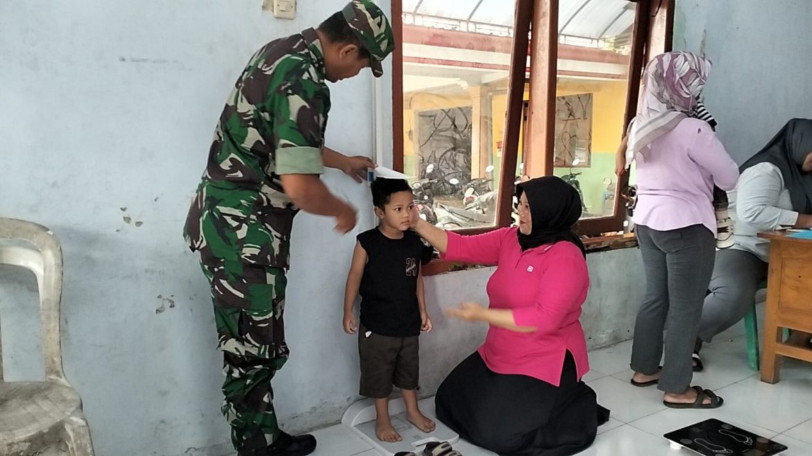Wujudkan Balita Sehat, Babinsa Bakung Dampingi Pelaksanaan Posyandu