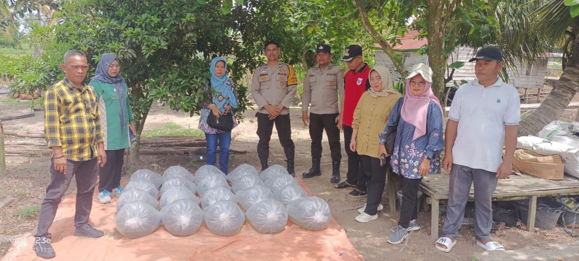 Polsek Pemulutan Dukung Program Ketahanan Pangan Lewat Penebaran 20 Ribu Benih Ikan di Desa Arisan Jaya