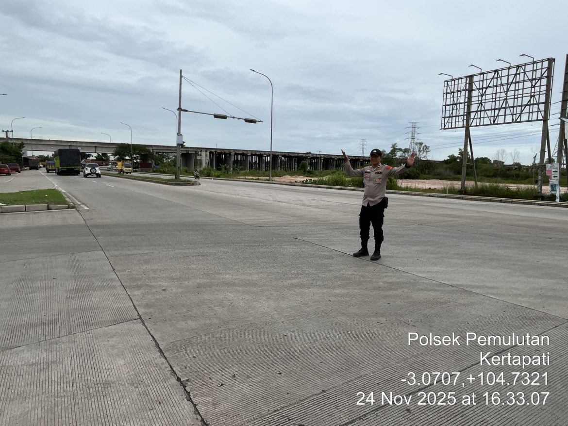 Polsek Pemulutan Laksanakan Giat Strong Point di Dua Titik Rawan Kemacetan