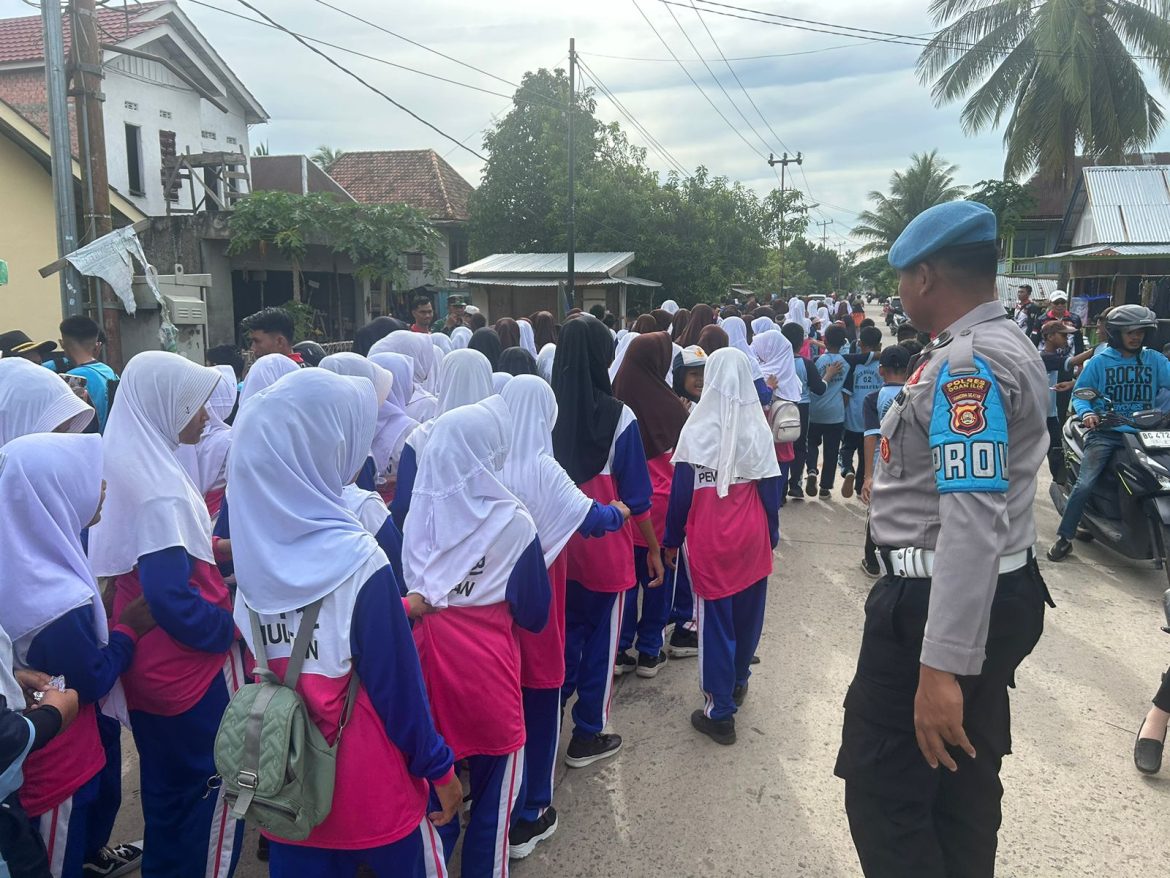 Polsek Pemulutan Amankan Kegiatan Jalan Santai Hari Guru Nasional dan HUT PGRI 2025
