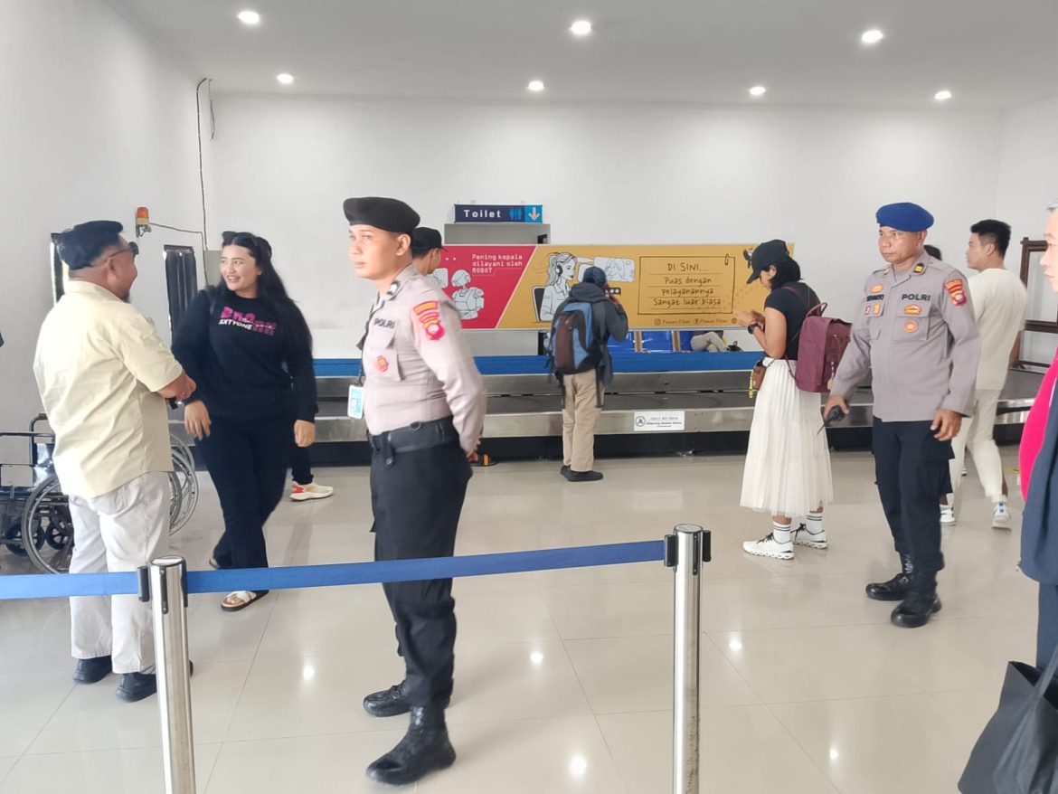 Tingkatkan Pelayanan Humanis Jelang Nataru, Polisi berikan Layanan Kepada Masyarakat di Bandara Rahadi Oesman Ketapang
