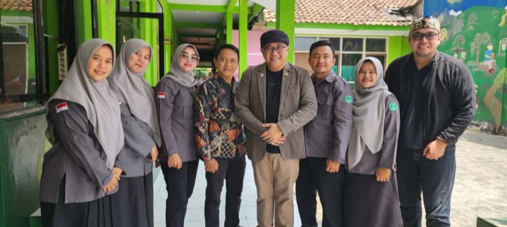 Ketua Dewan Adat Nasional Republik Indonesia (DANRI) Lakukan Kunjungan Kerja ke MI PUI Kabupaten Kuningan Tinjau Pelaksanaan Program Makan Bergizi Gratis