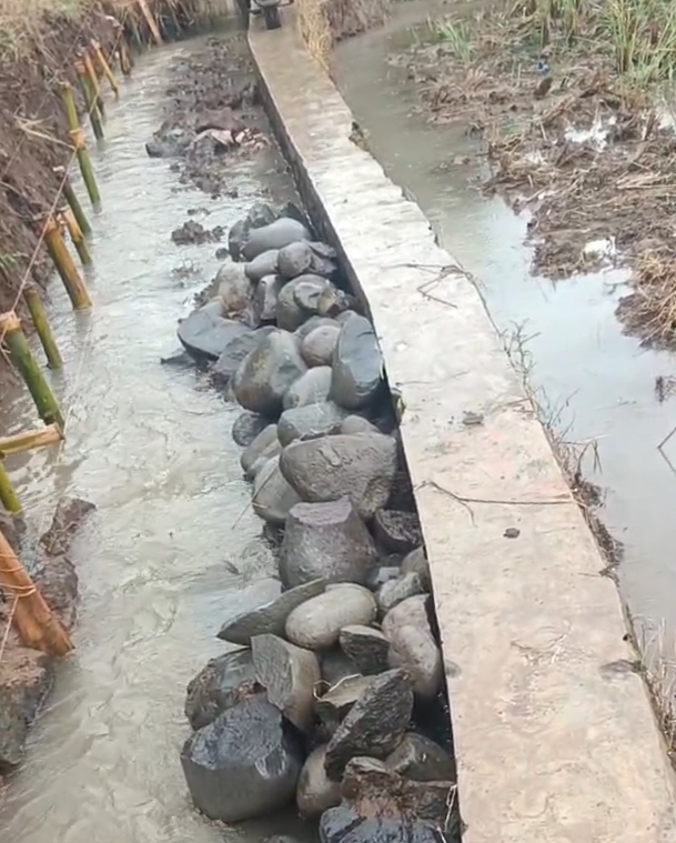 Proyek Irigasi BBWS di Desa Datar Diduga Gunakan Material Tak Sesuai Spesifikasi, RAB Dipertanyakan