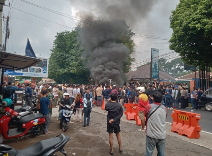 Ratusan Warga Kepung Kantor TNGC, Protes “Hutan Beton” Pemicu Krisis Air di Lereng Ciremai