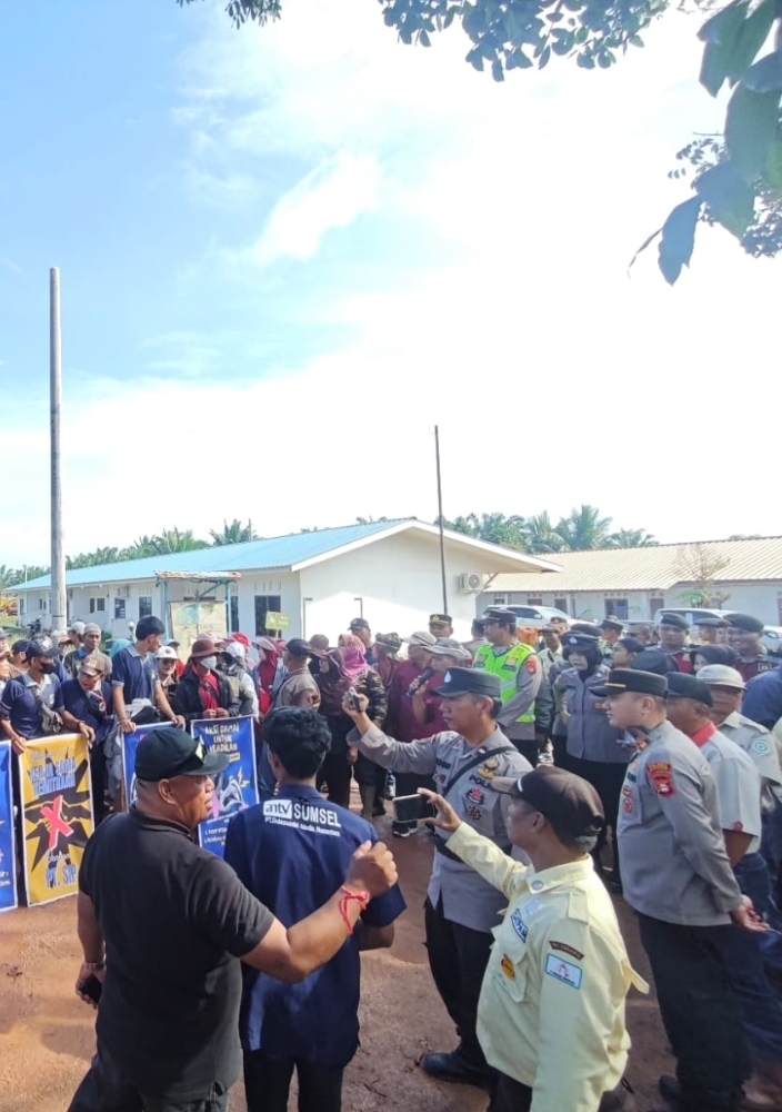 Petani Plasma Gelar Aksi Tutup Kantor PT. SIP, Tuntut Penyelesaian Hak dan Kerja Sama Diputus