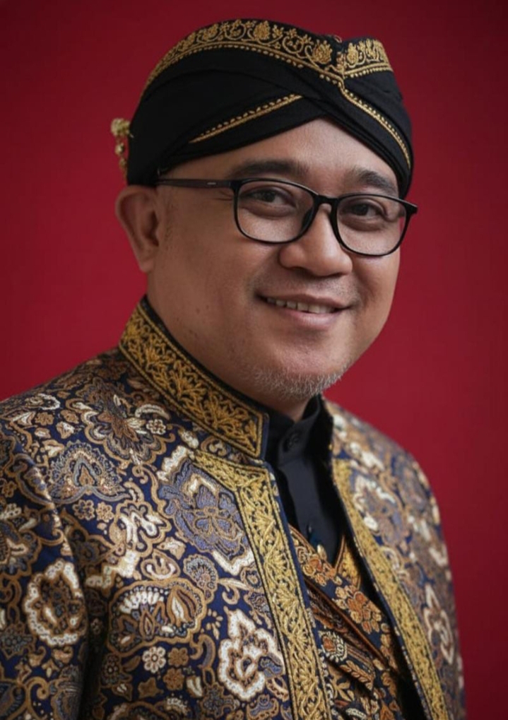 JURNAL ILMIAH  **MODEL REKONSILIASI ADAT–NEGARA DI INDONESIA: PERAN INSTITUSIONAL DANRI DAN KEPEMIMPINAN RAJA–SULTAN NUSANTARA DALAM KONSOLIDASI DEMOKRASI DAN TATA KELOLA NASIONAL**