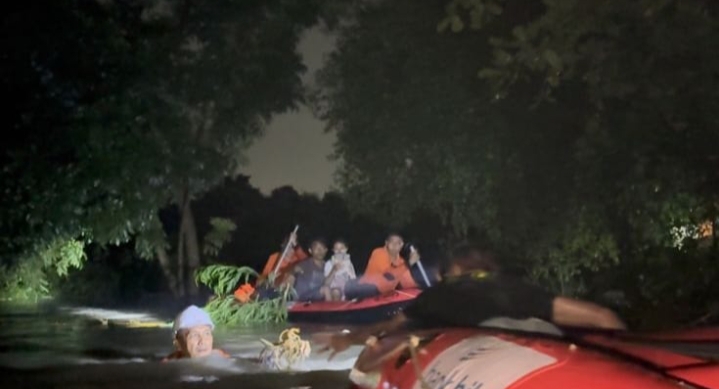 Gerak Cepat Polresta Cirebon Tangani Banjir di Winong, Kapolresta: Keselamatan Warga yang Utama