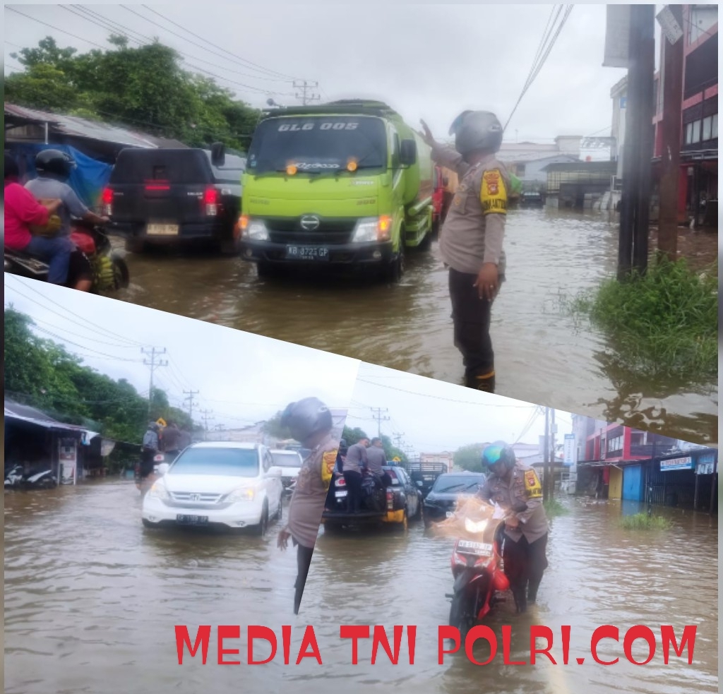 Bhabinkamtibmas Polsek Benua Kayong Laksanakan Pengaturan Lalu Lintas dan Bantu Warga Terdampak Banjir Rob di Jalan Pawan 1