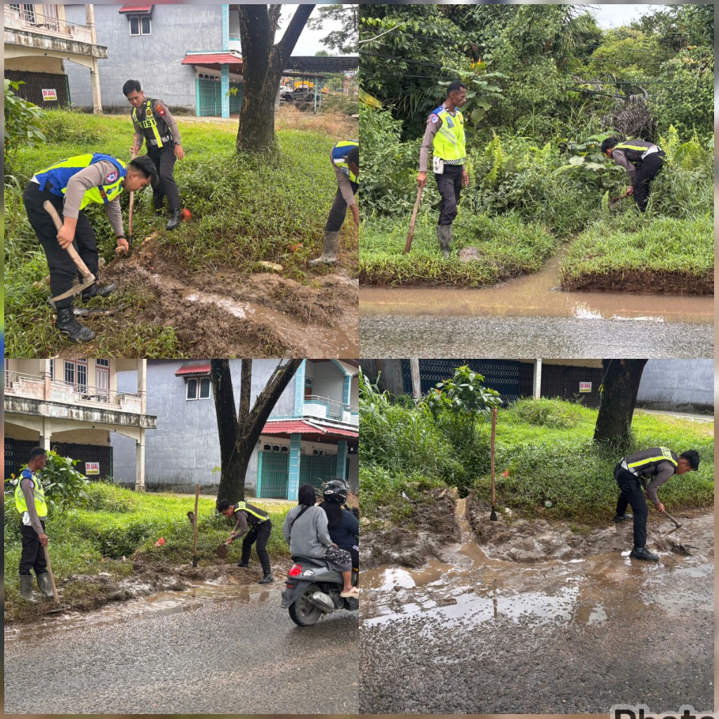 Cegah Laka Lantas, Satlantas Polres Melawi Bersihkan dan Buat Saluran Air di Ruas Jalan Berpotensi Genangan