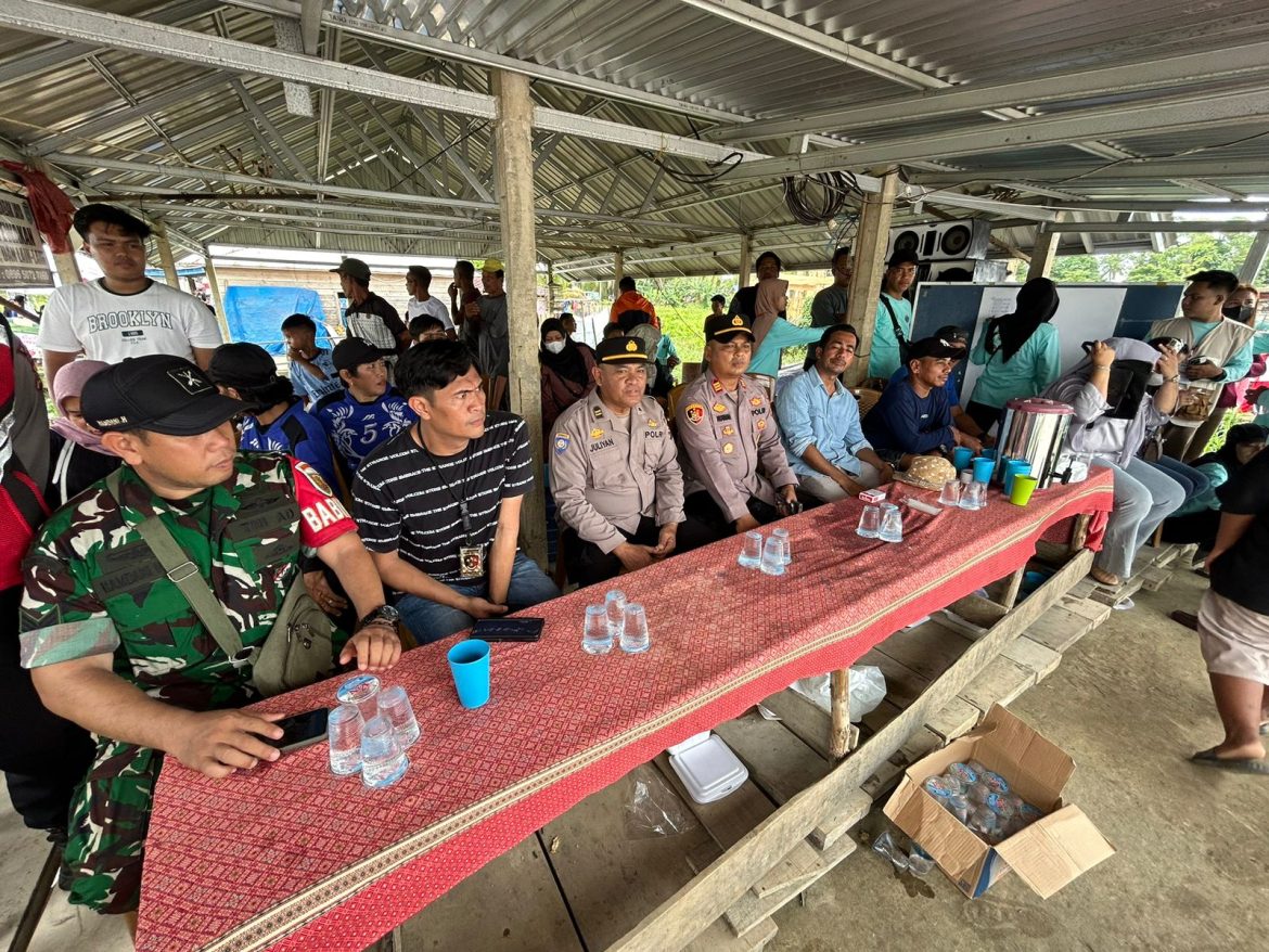 Polsek Pemulutan ogan ilir Lakukan Pengamanan Perlombaan Perahu Bidar Mini di Desa Sembadak