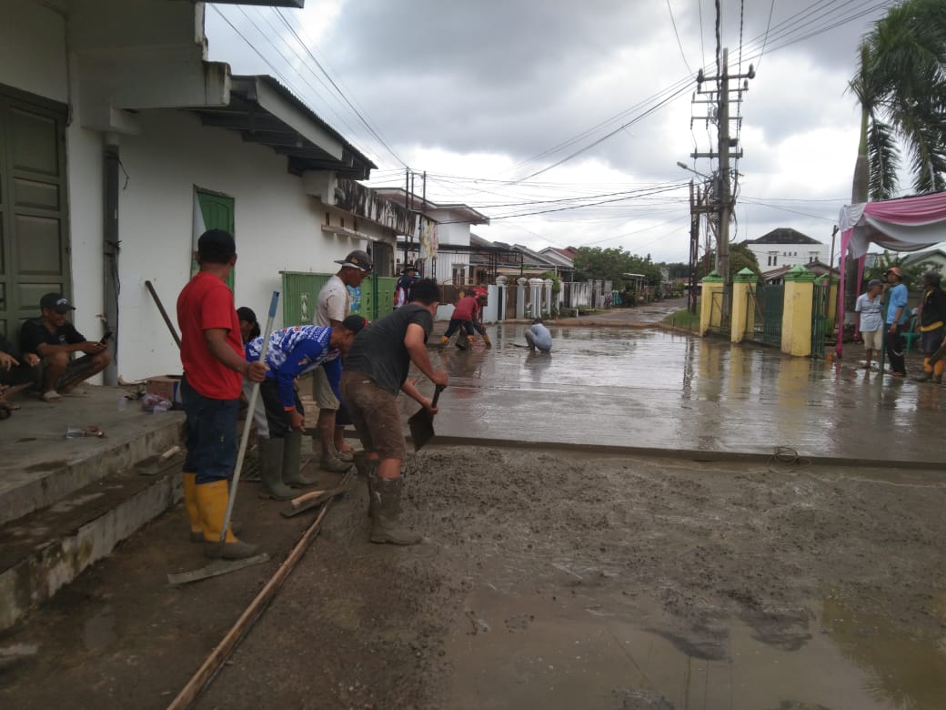 Kecewa,Warga Perum Pemkot Gandus Gotong Royong Perbaiki Jalan