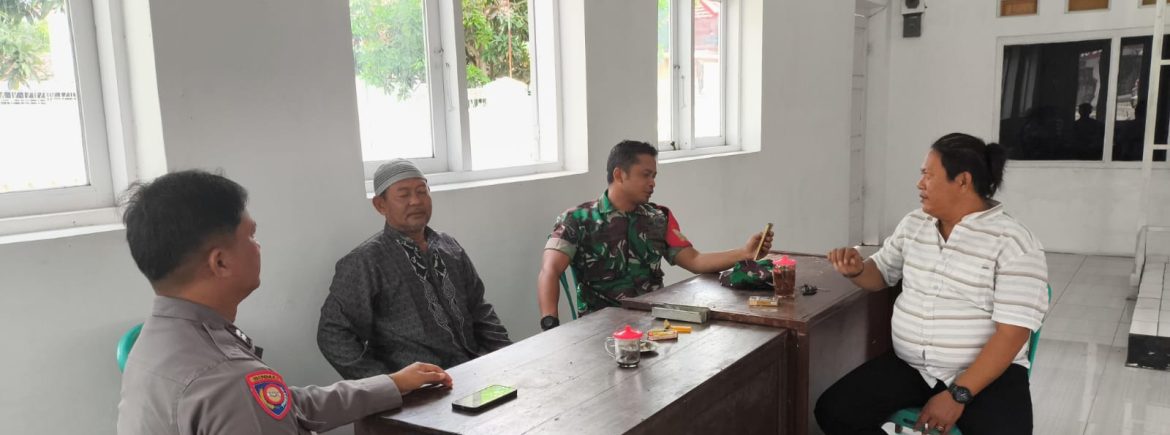 Babinsa Koramil 1608 Karangampel Komsos Bersama Bhabinkamtibmas dan Perangkat Desa Karangampel