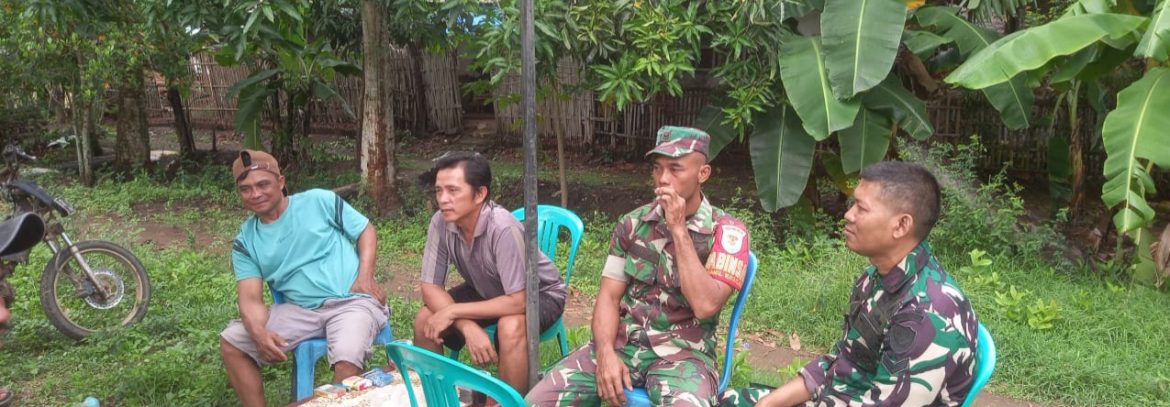 Babinsa Koramil 1603 Lohbener Komsos Bersama Masyarakat Desa Kiajaran Kulon 