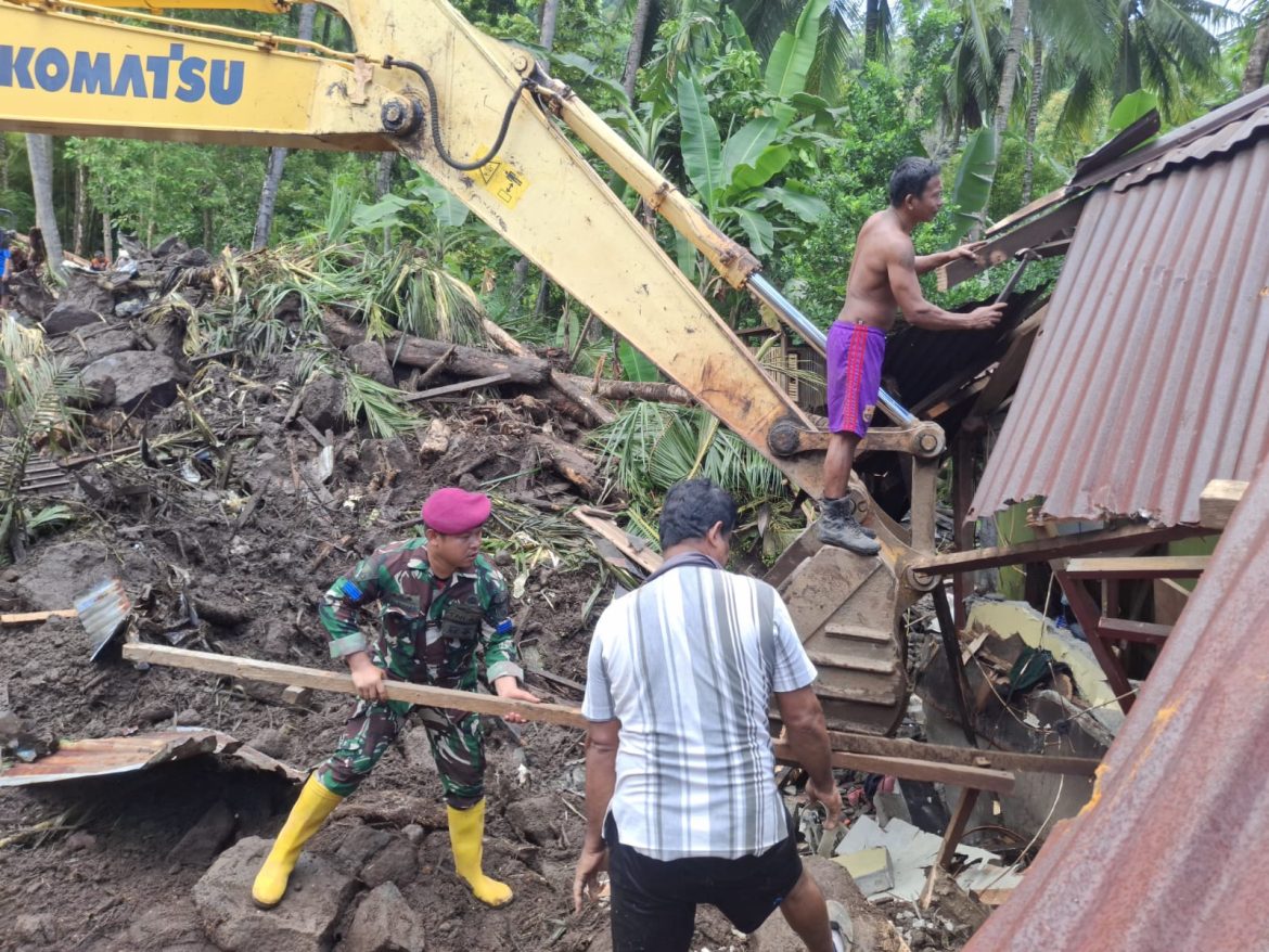 Banjir Bandang Siau: Prajurit TNI AL Lakukan Pencarian Korban